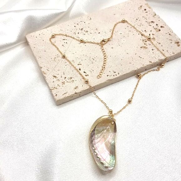 New ANTHRO Gold Plated Shell Pendant Necklace With Gold Beaded Chain. - Picture 5 of 5